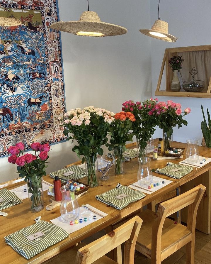 تجربة فنية بتنسيق الورد وتزيين الفازات